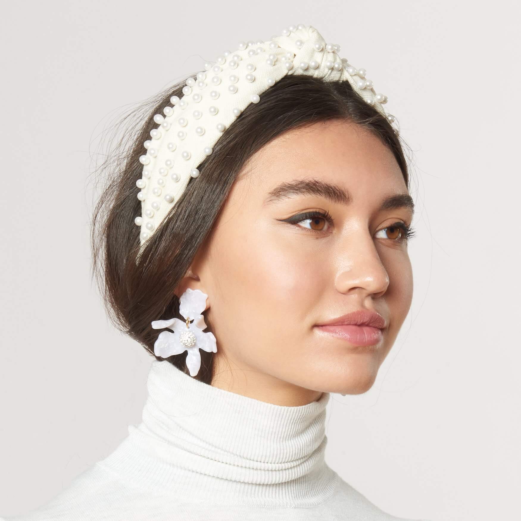 https://perfete.com/wp-content/uploads/2019/09/bridal-trend-pearl-headbands3.jpg